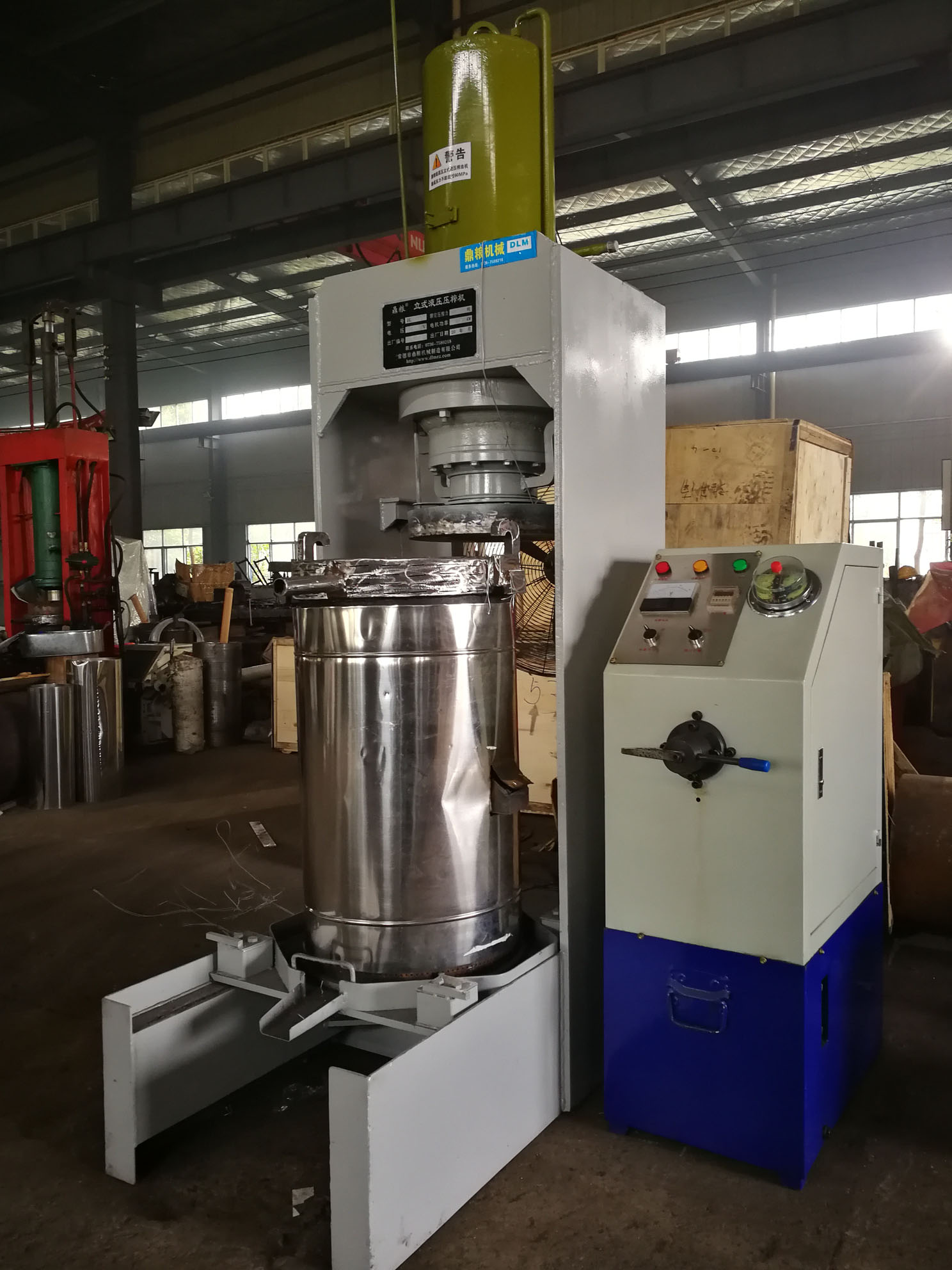 不銹鋼超高壓立式液壓壓榨機(jī)，果汁壓榨機(jī)，果渣壓榨機(jī)，藥材壓榨，油渣處理，白土壓榨